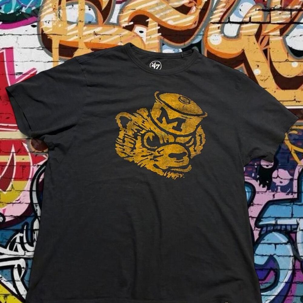 47 Men's Black and Grey T-shirt